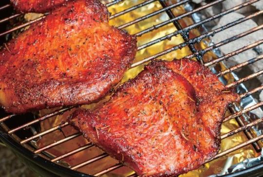 【露營野炊料理】煙燻豬頸肉 香噴噴滴汁的美味!